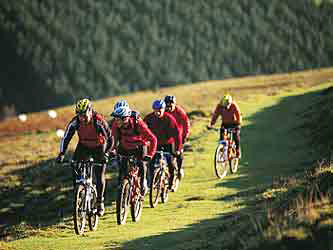 cyclying in sri lankas mountains